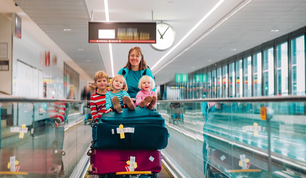 Family_at_airport_on_way_to_summer_holiday