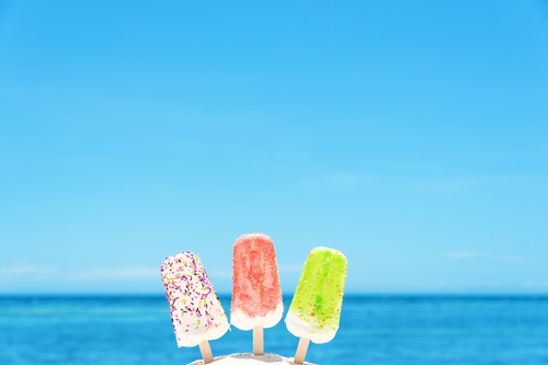 Ice_lollies_on_the_beach_on_a_summer_holiday
